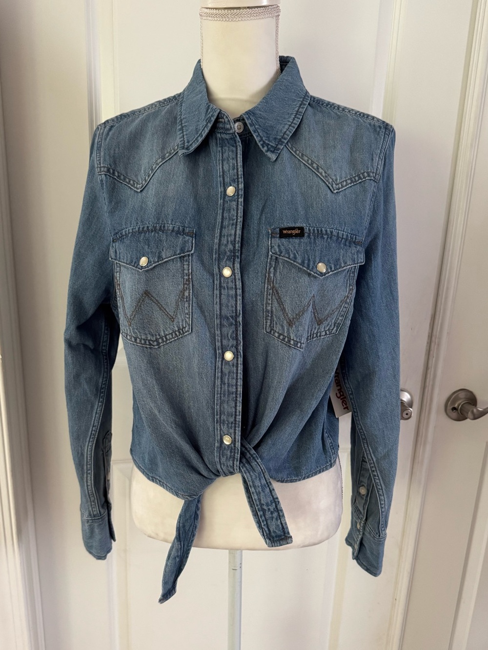 WRANGLER WOMEN'S TIE FRONT WESTERN SHIRT. Size L. MSRP $54.99 - Picture 5 of 17